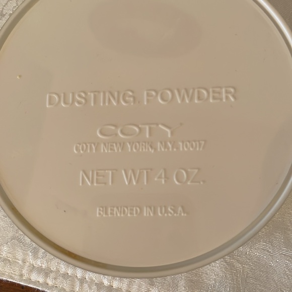 L’Aimant Dusting Powder by Coty - Picture 6 of 7